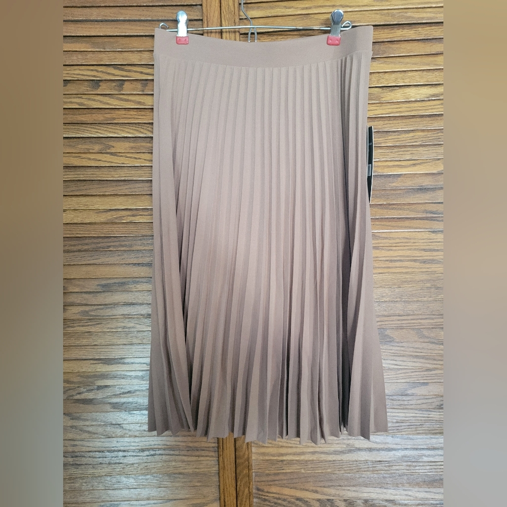 Elizabeth & Nicole NWT Elegant Tan Pleated Skirt Womans Petite Large‎